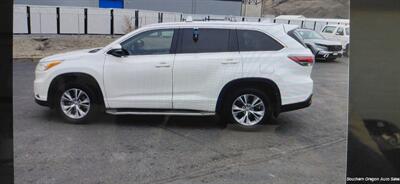 2014 Toyota Highlander XLE   - Photo 1 - Medford, OR 97501