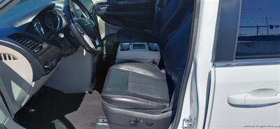 2016 Chrysler Town & Country Touring   - Photo 2 - Medford, OR 97501