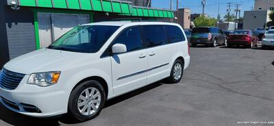2016 Chrysler Town & Country Touring   - Photo 3 - Medford, OR 97501
