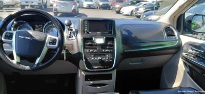 2016 Chrysler Town & Country Touring   - Photo 8 - Medford, OR 97501