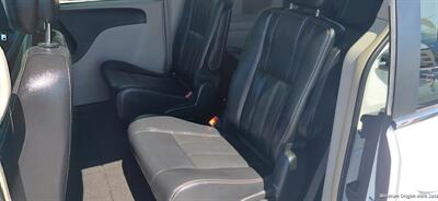 2016 Chrysler Town & Country Touring   - Photo 6 - Medford, OR 97501