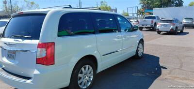 2016 Chrysler Town & Country Touring   - Photo 9 - Medford, OR 97501
