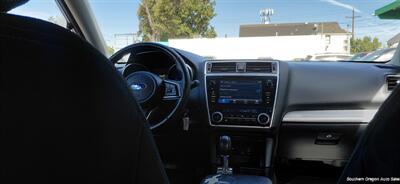 2018 Subaru Outback 2.5i Premium - Photo 8 - Medford, OR 97501