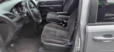 2018 Dodge Grand Caravan SE Plus   - Photo 8 - Medford, OR 97501