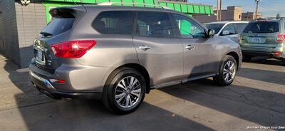 2018 Nissan Pathfinder SV   - Photo 2 - Medford, OR 97501