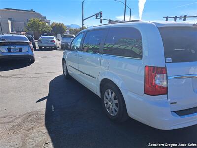 2016 Chrysler Town & Country Touring   - Photo 4 - Medford, OR 97501