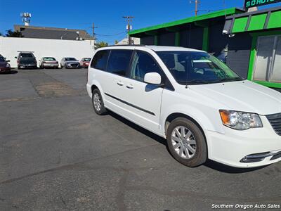 2016 Chrysler Town & Country Touring   - Photo 5 - Medford, OR 97501