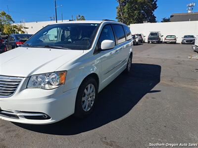 2016 Chrysler Town & Country Touring   - Photo 2 - Medford, OR 97501