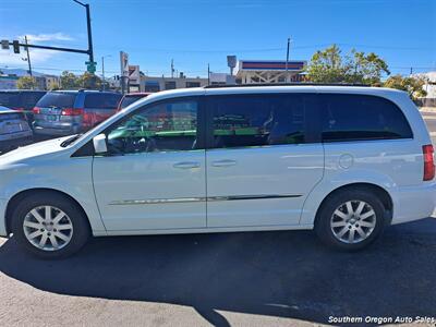 2016 Chrysler Town & Country Touring   - Photo 3 - Medford, OR 97501