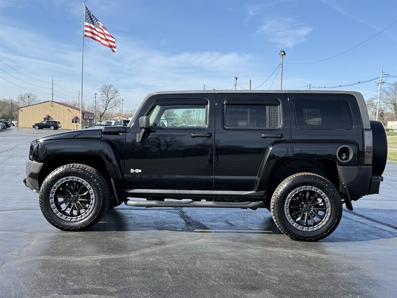 2010 Hummer H3 - Photo 2 - Cahokia, IL 62206
