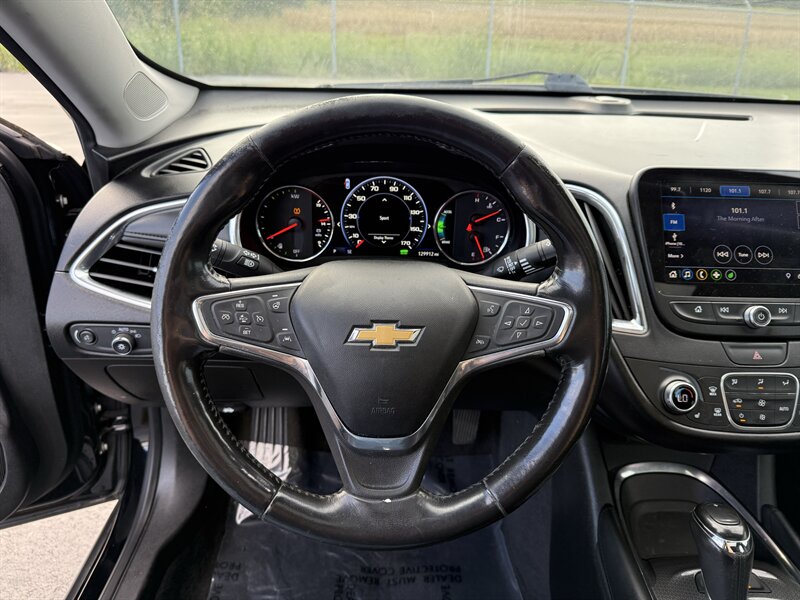 2019 Chevrolet Malibu Hybrid - Photo 13 - Cahokia, IL 62206