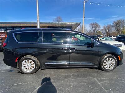 2018 Chrysler Pacifica Touring L   - Photo 13 - Belleville, IL 62226