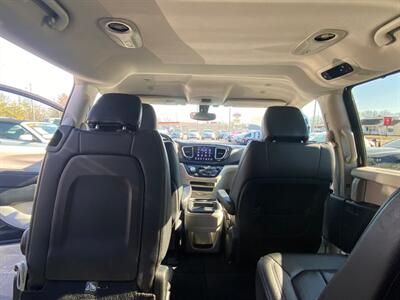 2018 Chrysler Pacifica Touring L   - Photo 10 - Belleville, IL 62226