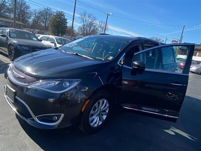 2018 Chrysler Pacifica Touring L   - Photo 3 - Belleville, IL 62226