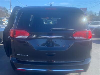 2018 Chrysler Pacifica Touring L   - Photo 11 - Belleville, IL 62226