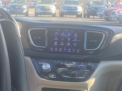 2018 Chrysler Pacifica Touring L   - Photo 9 - Belleville, IL 62226