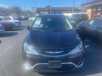 2018 Chrysler Pacifica Touring L   - Photo 2 - Belleville, IL 62226