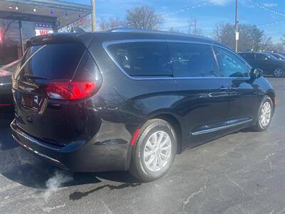 2018 Chrysler Pacifica Touring L   - Photo 12 - Belleville, IL 62226