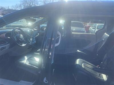 2018 Chrysler Pacifica Touring L   - Photo 4 - Belleville, IL 62226