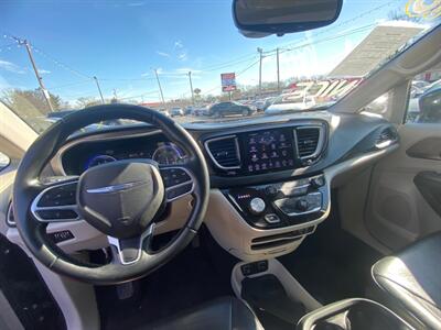 2018 Chrysler Pacifica Touring L   - Photo 8 - Belleville, IL 62226