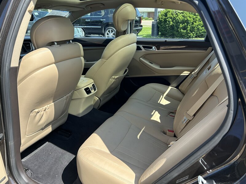 2015 Hyundai Genesis 3.8L - Photo 10 - Fairview Heights, IL 62208