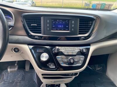 2017 Chrysler Pacifica Touring-L   - Photo 14 - Cahokia, IL 62206