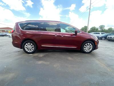 2017 Chrysler Pacifica Touring-L   - Photo 5 - Cahokia, IL 62206