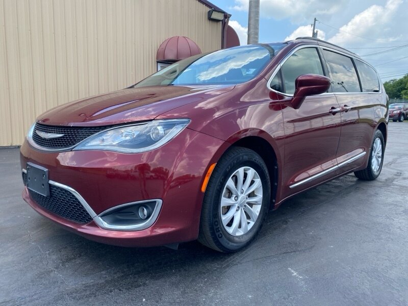 2017 Chrysler Pacifica Touring-L - Photo 1 - Cahokia, IL 62206