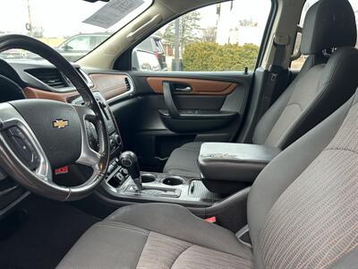 2017 Chevrolet Traverse LT   - Photo 8 - Fairview Heights, IL 62208