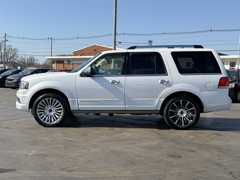 2015 Lincoln Navigator - Photo 2 - Cahokia, IL 62206