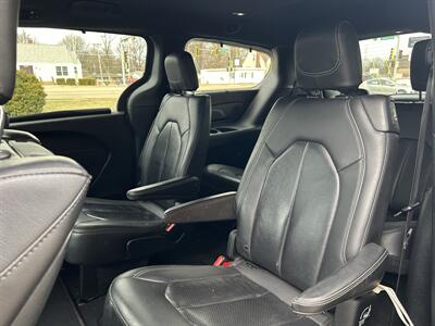 2020 Chrysler Pacifica Touring L Plus   - Photo 9 - Fairview Heights, IL 62208