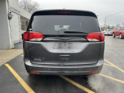 2020 Chrysler Pacifica Touring L Plus   - Photo 7 - Fairview Heights, IL 62208