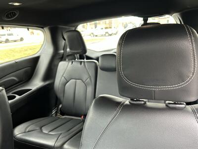 2020 Chrysler Pacifica Touring L Plus   - Photo 10 - Fairview Heights, IL 62208