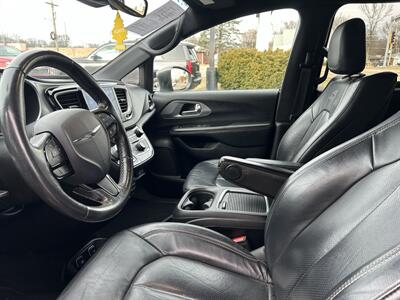 2020 Chrysler Pacifica Touring L Plus   - Photo 8 - Fairview Heights, IL 62208