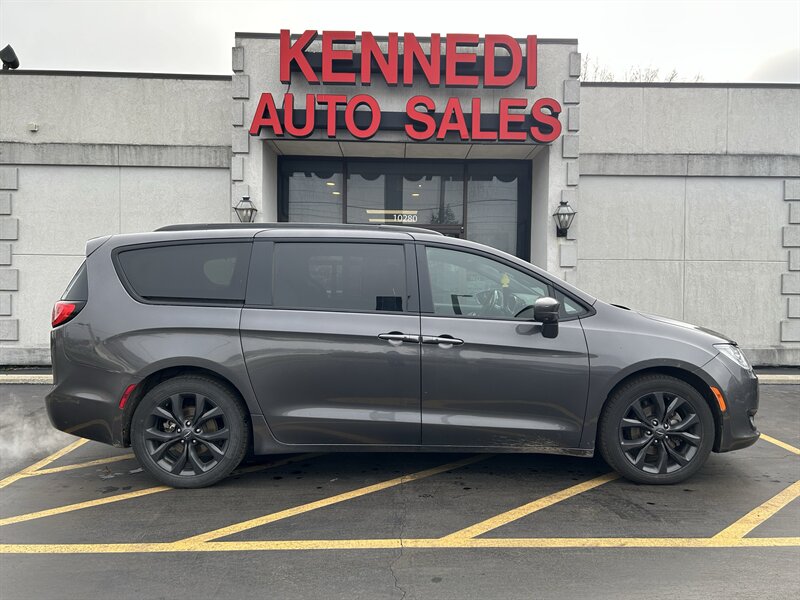 2020 Chrysler Pacifica Touring L Plus's photo