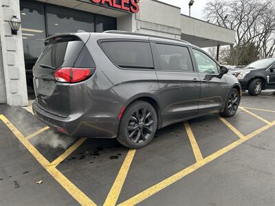 2020 Chrysler Pacifica Touring L Plus   - Photo 4 - Fairview Heights, IL 62208