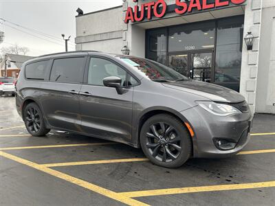 2020 Chrysler Pacifica Touring L Plus   - Photo 2 - Fairview Heights, IL 62208