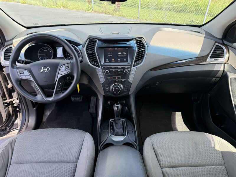 2017 Hyundai SANTA FE SE - Photo 11 - Cahokia, IL 62206