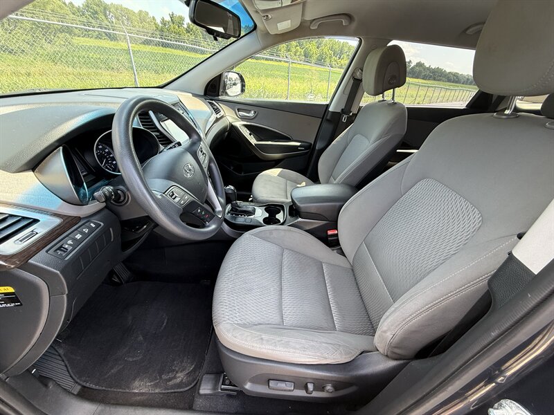 2017 Hyundai SANTA FE SE - Photo 8 - Cahokia, IL 62206