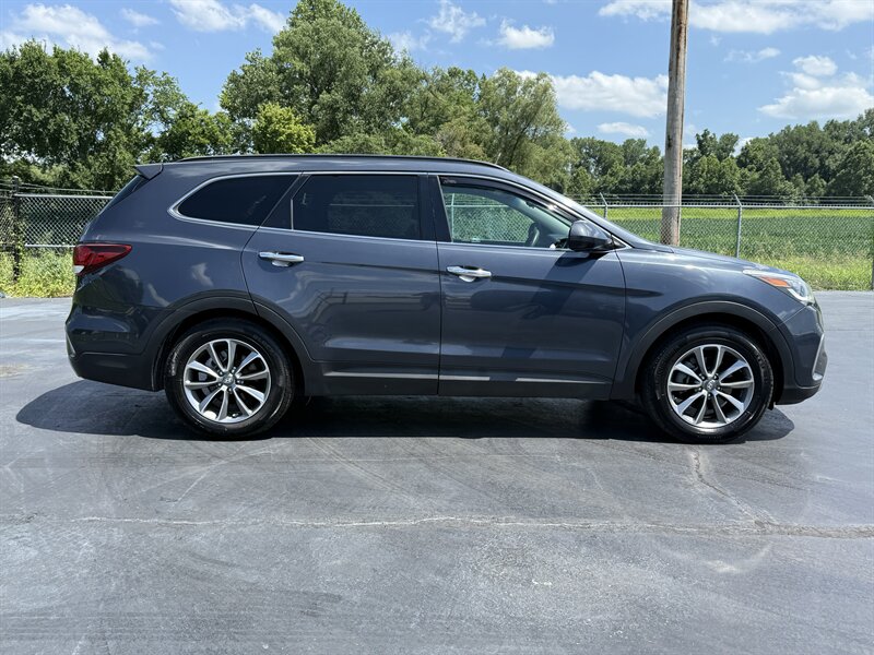 2017 Hyundai SANTA FE SE - Photo 2 - Cahokia, IL 62206
