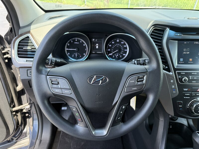 2017 Hyundai SANTA FE SE - Photo 12 - Cahokia, IL 62206