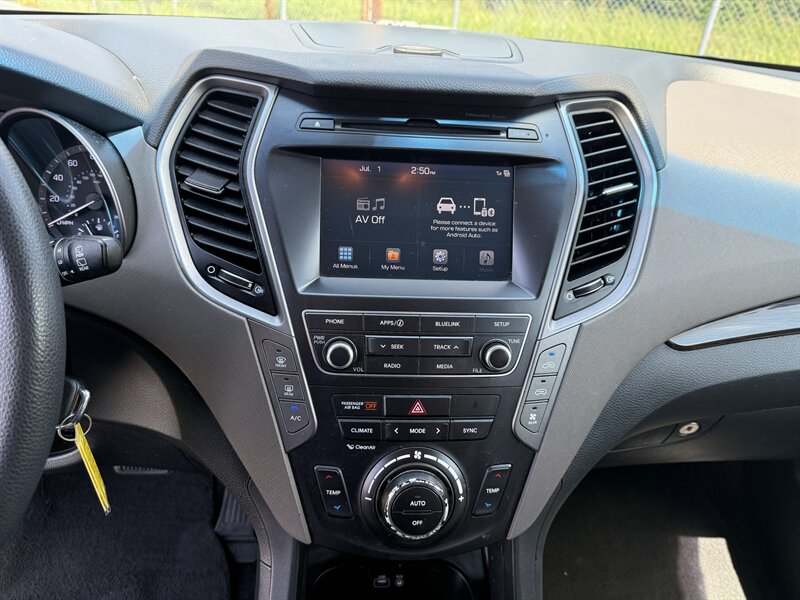 2017 Hyundai SANTA FE SE - Photo 13 - Cahokia, IL 62206
