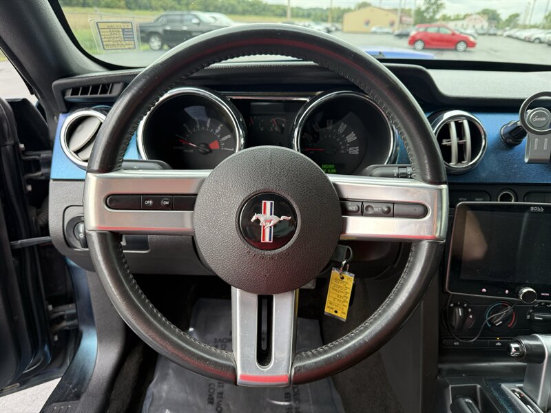 2005 Ford Mustang V6 Deluxe - Photo 10 - Cahokia, IL 62206
