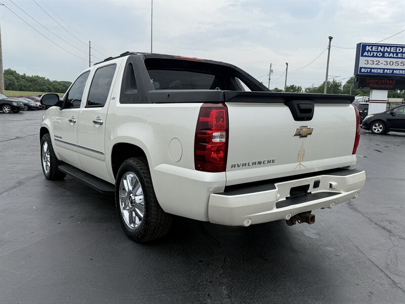 2010 Chevrolet Avalanche LTZ - Photo 3 - Cahokia, IL 62206