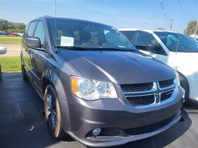 2017 Dodge Grand Caravan SXT   - Photo 3 - Belleville, IL 62223