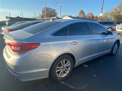 2017 Hyundai SONATA SE - Photo 6 - Belleville, IL 62226