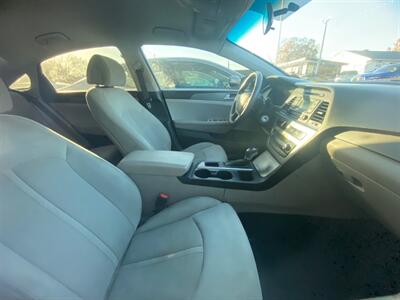 2017 Hyundai SONATA SE - Photo 7 - Belleville, IL 62226