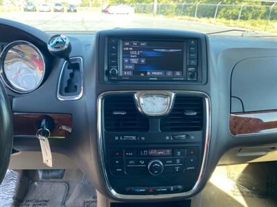 2013 Chrysler Town & Country Touring   - Photo 13 - Cahokia, IL 62206