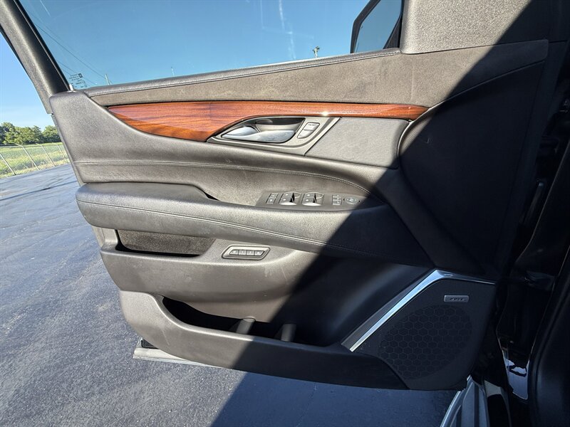2015 Cadillac Escalade Luxury - Photo 18 - Cahokia, IL 62206