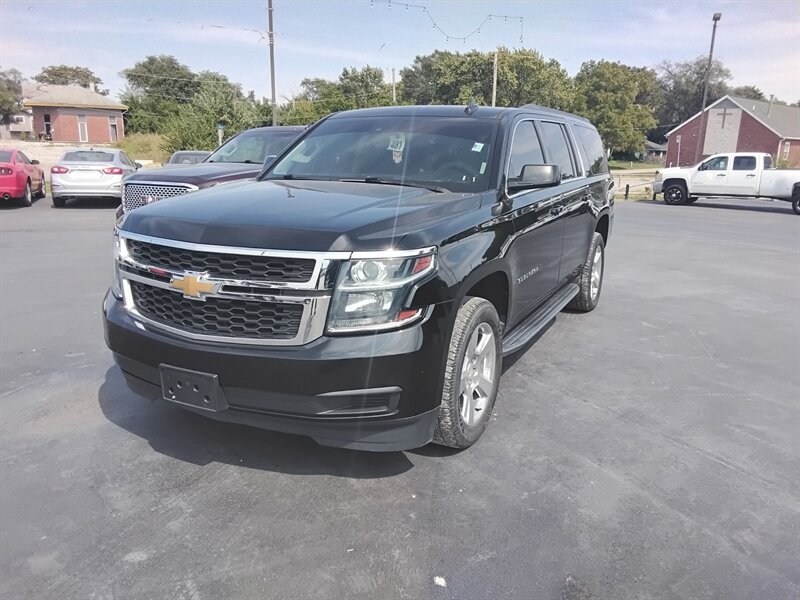 2019 Chevrolet Suburban LT   - Photo 1 - Cahokia, IL 62206